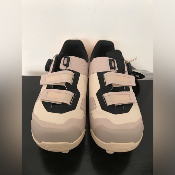 Size 8 Womens Adidas Five Ten 5.10 Kestrel BOA Mountain Bike Beige Purple HQ6032 - Picture 2 of 8